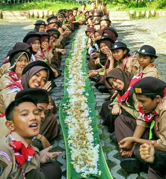 Kegiatan Pramuka saat makan bersama. (Foto: Dok. Kwarnas Pramuka)