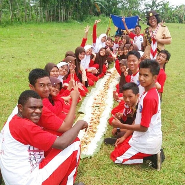 Kegiatan Pramuka saat makan bersama. (Foto: Dok. Kwarnas Pramuka)