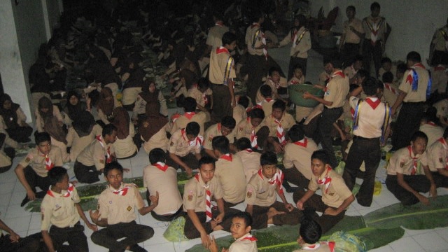 Kegiatan Pramuka saat makan bersama. (Foto: Dok. Kwarnas Pramuka)