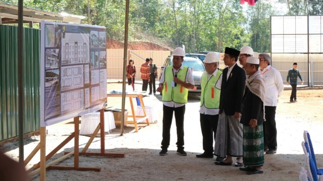 Jokowi dan Menteri PUPR di Ponpes Mandailing Natal (Foto: Dok. Kementerian PUPR)