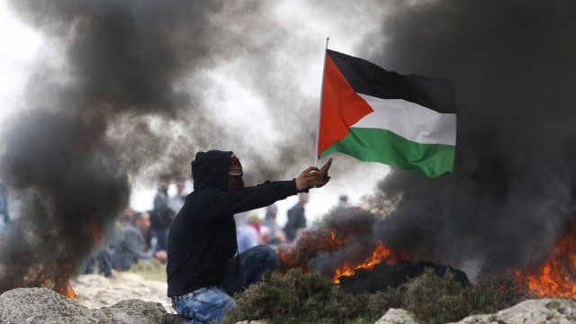 Protes rencana pembangunan rumah ilegal Israel (Foto: AP Photo/Nasser Shiyoukhi)