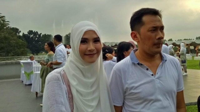 Zaskia dan Hanung di acara nikahan Haykal-Namirah Foto: Prabarini Kartika/kumparan