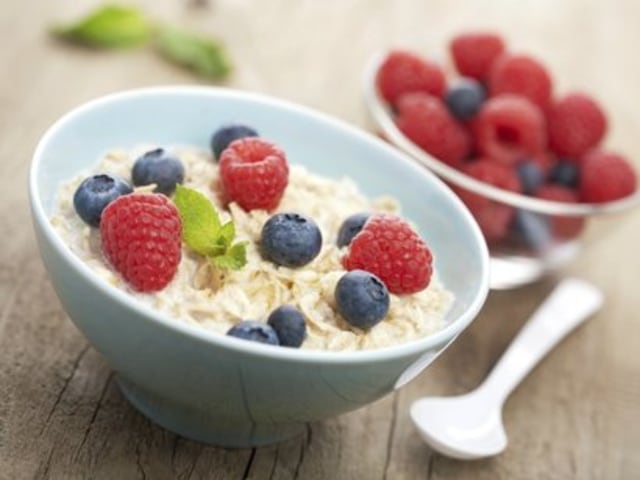ilustrasi oatmeal dengan topping buah-buahan Foto: thinkstockphotos
