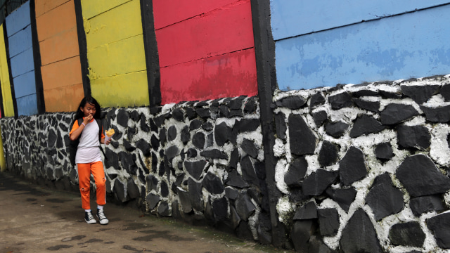 Tembok warna-warni di Kampung Penas Tanggul. (Foto: Fanny Kusumawardhani/kumparan)