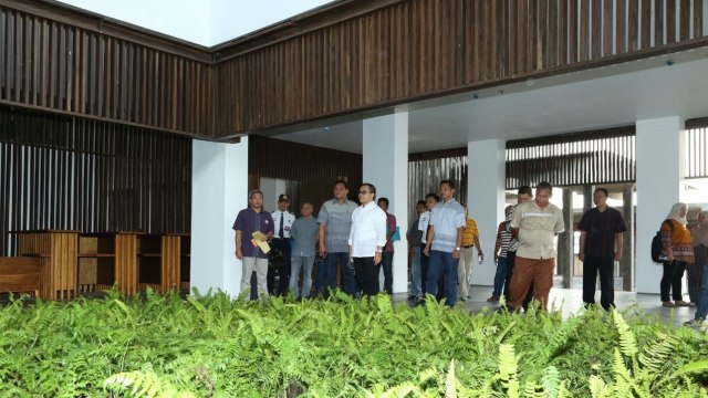 Bupati Banyuwangi meninjau Bandara Blimbingsari. (Foto: Dok. Humas Pemkab Banyuwangi)