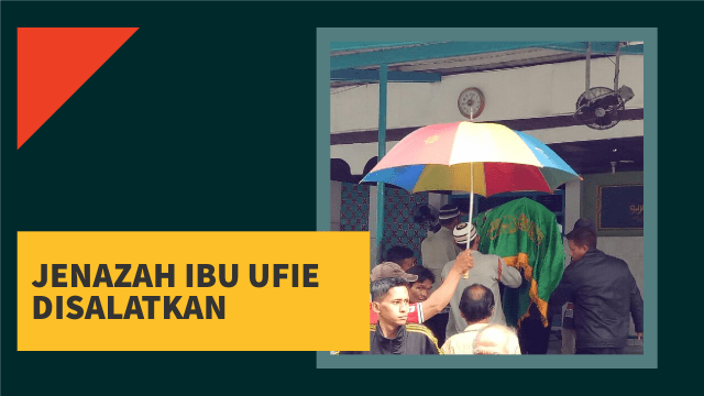 Jenazah Ibu Ufie disalatkan. (Foto: Ridho Robby/kumparan)