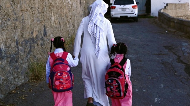 Pria Arab sedang menggandeng anaknya. (Foto: alarabiya.net)