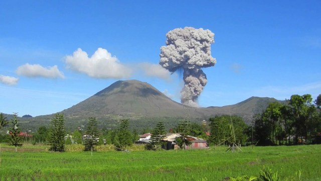 Gunung Lokon di Sulawesi Utara (Foto: Wikimedia Commons)