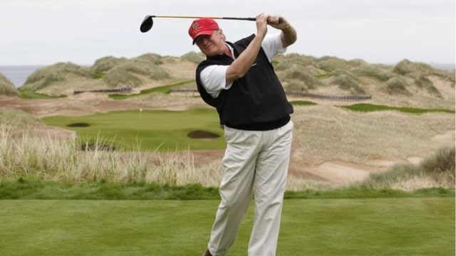 Trump bermain golf. Foto: Reuters/David Moir