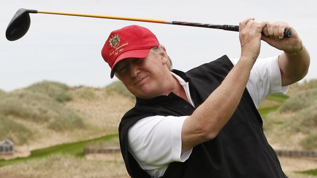 Trump bermain golf. (Foto: Reuters/David Moir)
