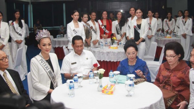 Budi Waseso dan Tim Putri Indonesia (Foto: Munady/kumparan)