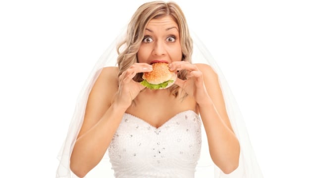 Hindari makanan junkfood jelang pernikahan (Foto: thinkstock)