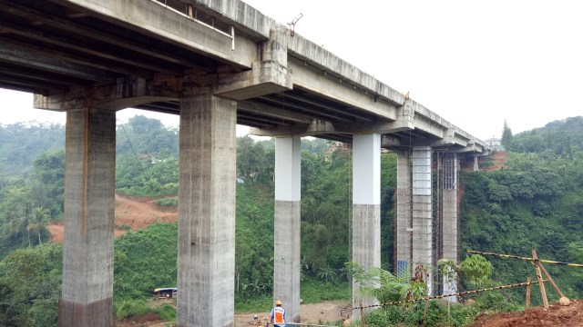 Proyek  Jembatan Cisomang. (Foto: David Pratama/kumparan)