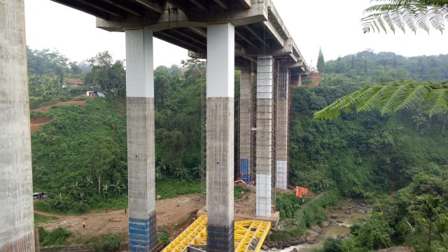 Proyek  Jembatan Cisomang. (Foto: David Pratama/kumparan)