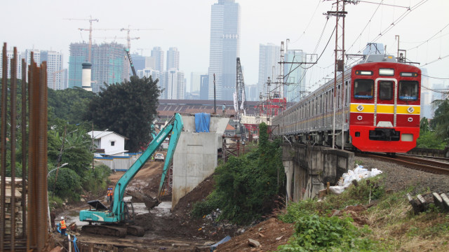 Proyek DDT Manggarai-Cikarang di Jatinegara (Foto: Reno Esnir/ANTARA)