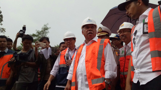 Menteri PUPR meninjau perbaikan Jembatan Cisomang (Foto: David Pratama/kumparan)