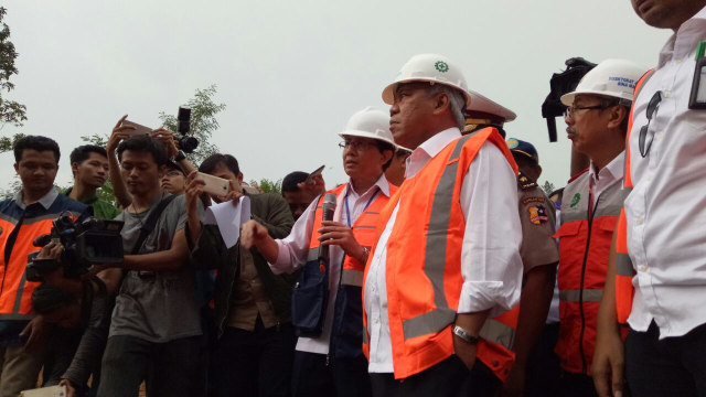 Menteri PUPR meninjau perbaikan Jembatan Cisomang (Foto: David Pratama/kumparan)