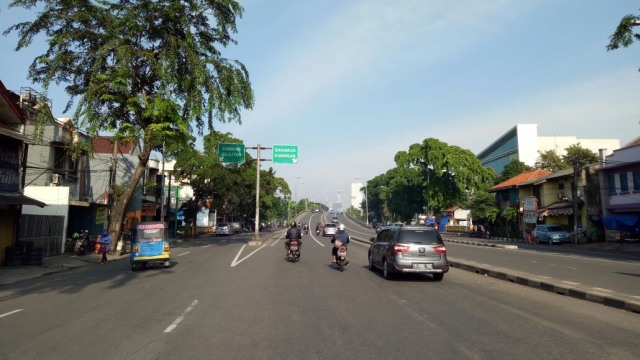 Suasana Jl.  Abdullah Syafei Menuju Stasiun Tebet. (Foto: Wisnu Prasetyo/kumparan)