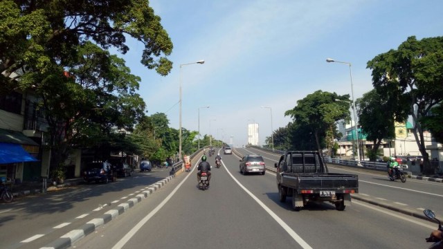 Suasana Jl.  Abdullah Syafei menuju Stasiun Tebet. (Foto: Wisnu Prasetyo/kumparan)