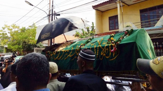 Jemazah Eko DJ dibawa ke Masjid (Foto: DN. Mustika Sari/kumparan)