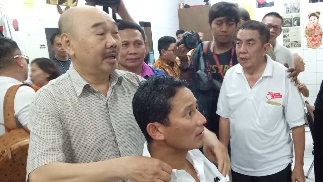 Sandiaga memangkas rambut (Foto: Amanaturrosyidah/kumparan)