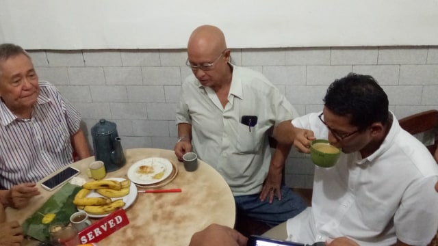 Sandiaga sedang minum kopi di Glodok (Foto: Amanaturrosyidah/kumparan)