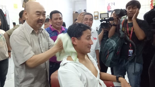 Sandiaga memangkas rambut ketika blusukan (Foto: Amanaturrosyidah/kumparan)