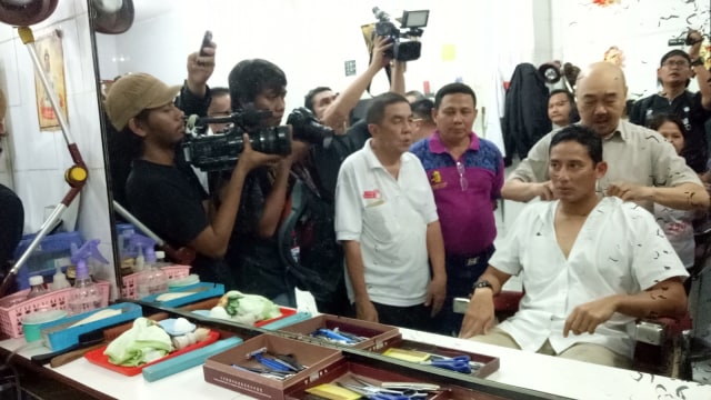 Sandi saat potong rambut di Glodok. (Foto: Ochi Amanaturrosyidah/kumparan)