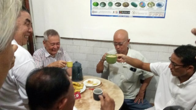 Sandiaga sedang minum kopi di Glodok. (Foto: Ochi Amanaturrosyidah/kumparan)