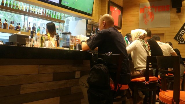 Lebih asik lagi kalau duduk di kursi bar Hooters (Foto: Nikolaus Harbowo/kumparan)