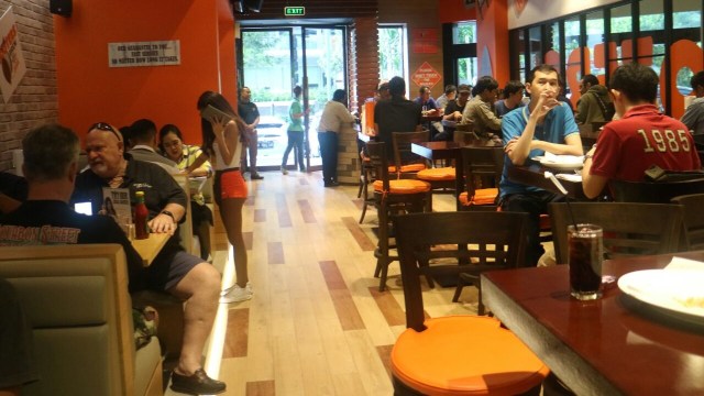 Santai asik di Hooters, Kemang. Wanna try? (Foto: Nikolaus Harbowo/kumparan)