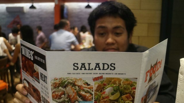 Hmmm, pilih makanan Hooters yang mana ya? (Foto: Nikolaus Harbowo/kumparan)