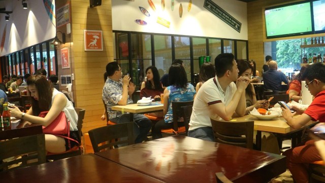Suasana hooters ketika hari libur (Foto: Nikolaus Harbowo/kumparan)
