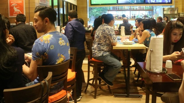 Ramainya Hooters ketika hari libur (Foto: Nikolaus Harbowo/kumparan)