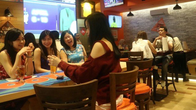 Customer Hooters ada perempuan juga lho! (Foto: Nikolaus Harbowo/kumparan)