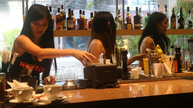 Pesona pelayan Hooters buat kamu berdecak kagum (Foto: Nikolaus Harbowo/kumparan)