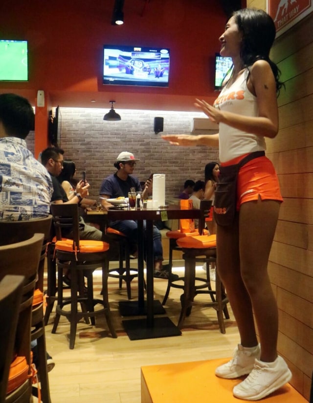 Pelayan Hooters menghibur pelanggan dengan tarian. (Foto: Nikolaus Harbowo/kumparan)