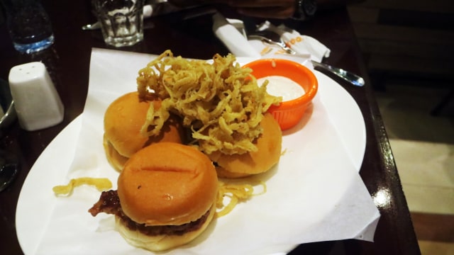 Contoh menu di Restoran Hooters (Foto: Nikolaus Harbowo/kumparan)