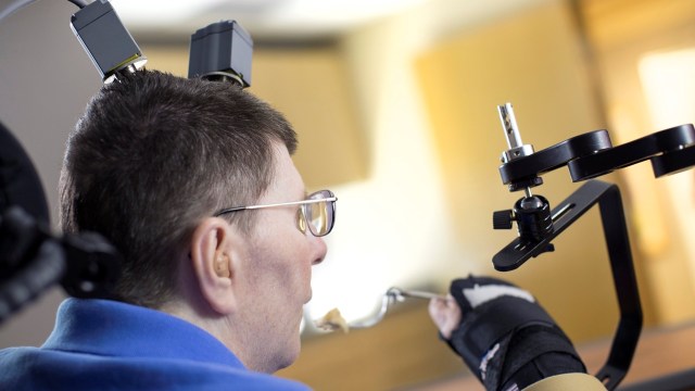 Komputer otak bantu pasien lumpuh (Foto: Case Western Reserve University/Cleveland FES Center/Handout via REUTERS )
