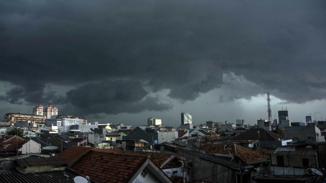 Cuaca mendung menjelang pancaroba (Foto: Aprillio Akbar/ANTARA)