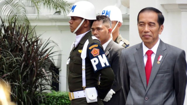 Presiden Jokowi menunggu Presiden F Hollande. (Foto: Yudhistira Amran Saleh/kumparan)