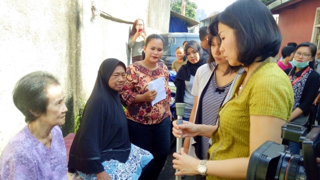 Veronica Tan berbincang dengan warga Petojo. (Foto: Wandha Nur/kumparan)