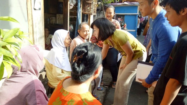 Veronica Tan temui lansia di Petojo Selatan. (Foto: Wandha Nur/kumparan)