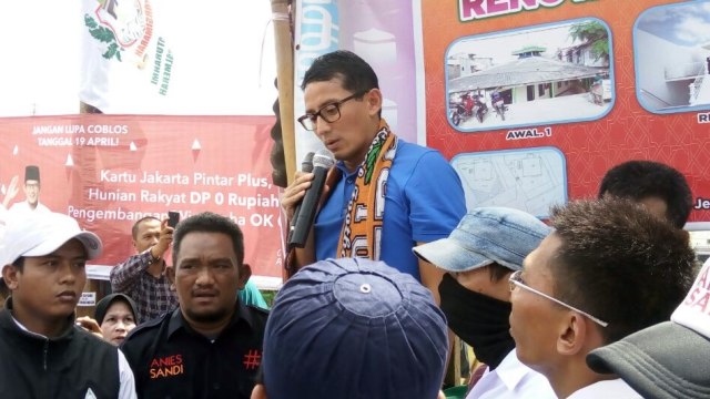 Sandi menemui warga Kali Banjir Kanal Barat. (Foto: Ochi Amanaturrosyidah/kumparan)