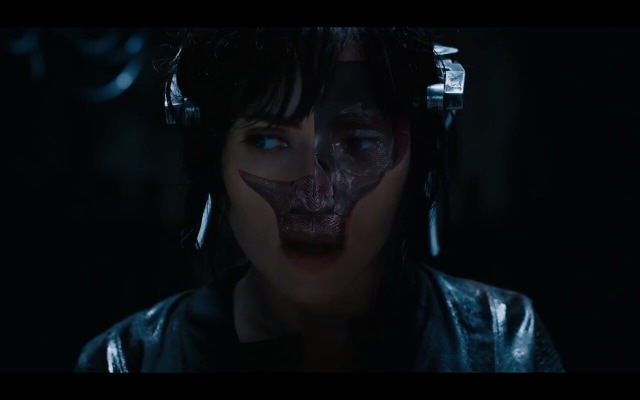 Motoko Kusanagi dengan bagian wajah yang lepas (Foto: Paramount Pictures)