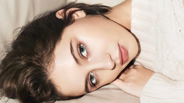 Iris Law Bintang Kosmetik Terbaru Burberry. (Foto: Instagram @lirisaw)