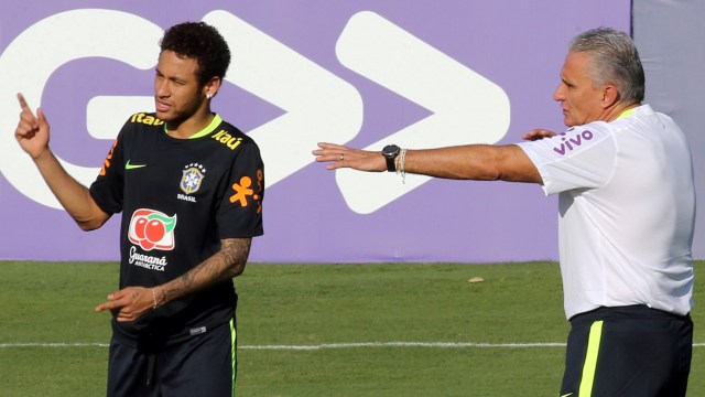 Kapten Brasil, Neymar, bersama Tite, sang pelatih. (Foto: Paulo Whitaker/Reuters)