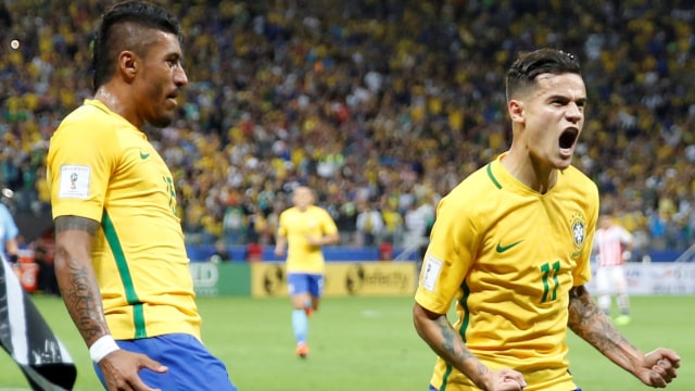 Coutinho (kanan) merayakan gol. (Foto: Paulo Whitaker/Reuters)