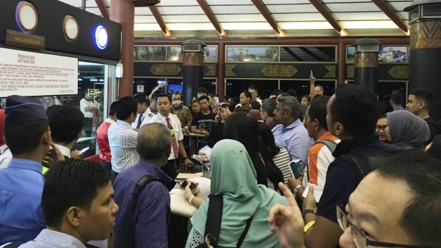 Penumpang Lion Air Protes Karena Pesawat Delay. (Foto: Dok. Istimewa)