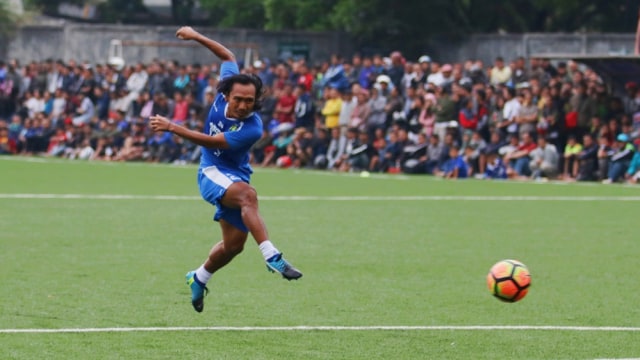 Gelandang Persib, Hariono, dalam latihan. Foto: Fanny Kusumawardhani/kumparan